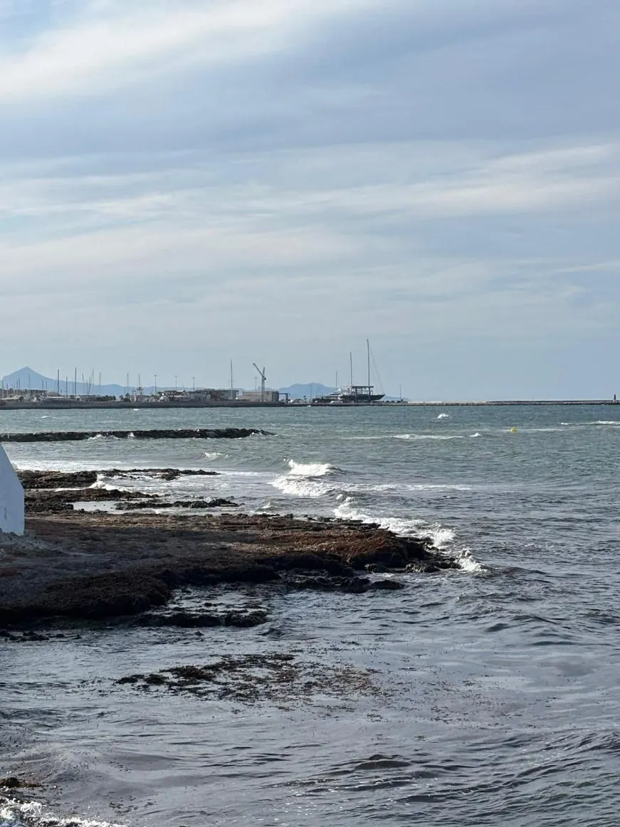 Uitzicht over de baai van Dénia met de haven in de verte