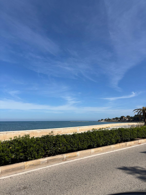 Zandstrand van Dénia langs de boulevard