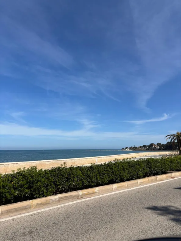 Zandstrand van Dénia langs de boulevard