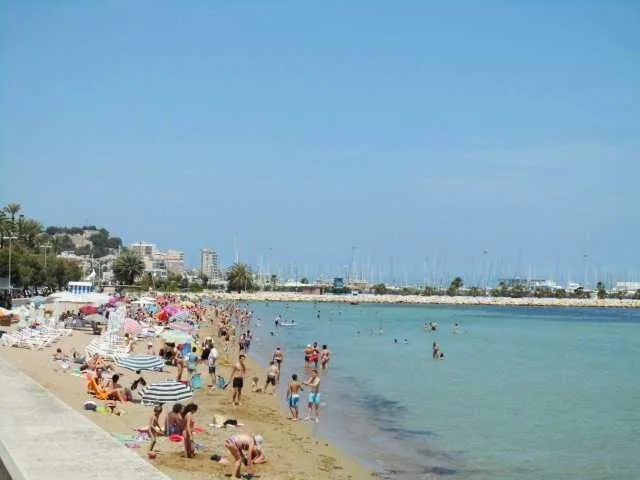 Het zandstrand van Dénia met de baai en de Montgó