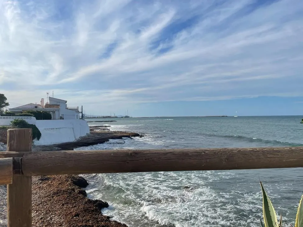 Witte huizen langs de rotsachtige kust van Dénia