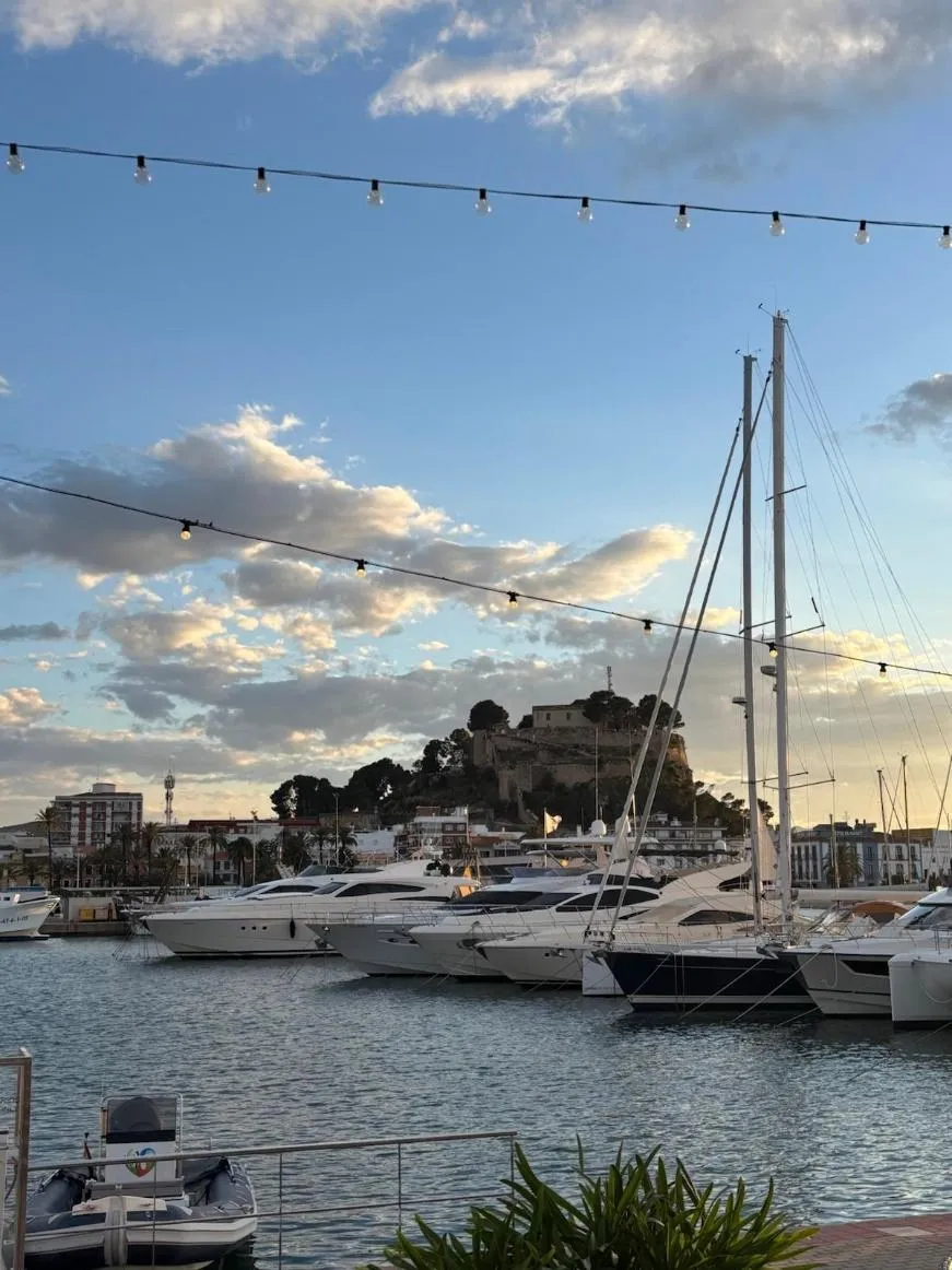 De jachthaven van Dénia met het kasteel op de heuvel in avondlicht
