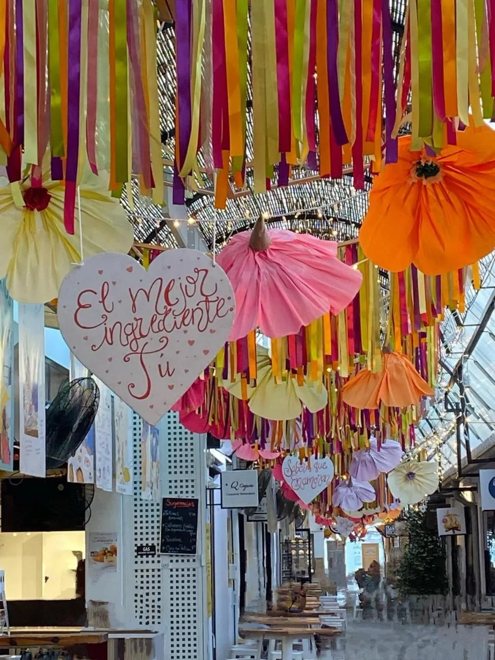 Kleurrijke versiering in de markthal van Dénia