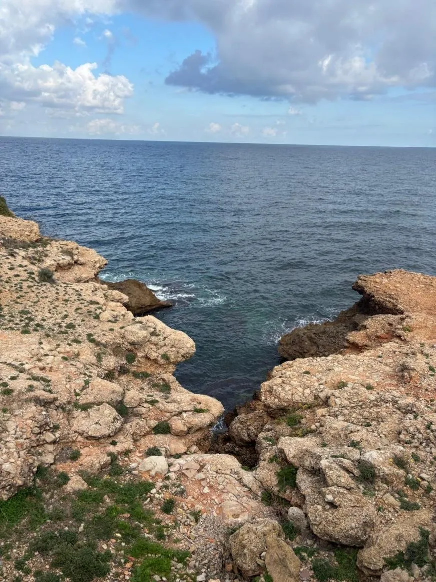Rotsachtige baai aan de kust van Les Rotes bij Dénia