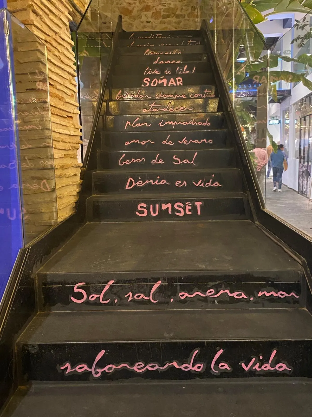 Trap met geschilderde teksten zoals 'Dénia es vida' en 'Sunset'
