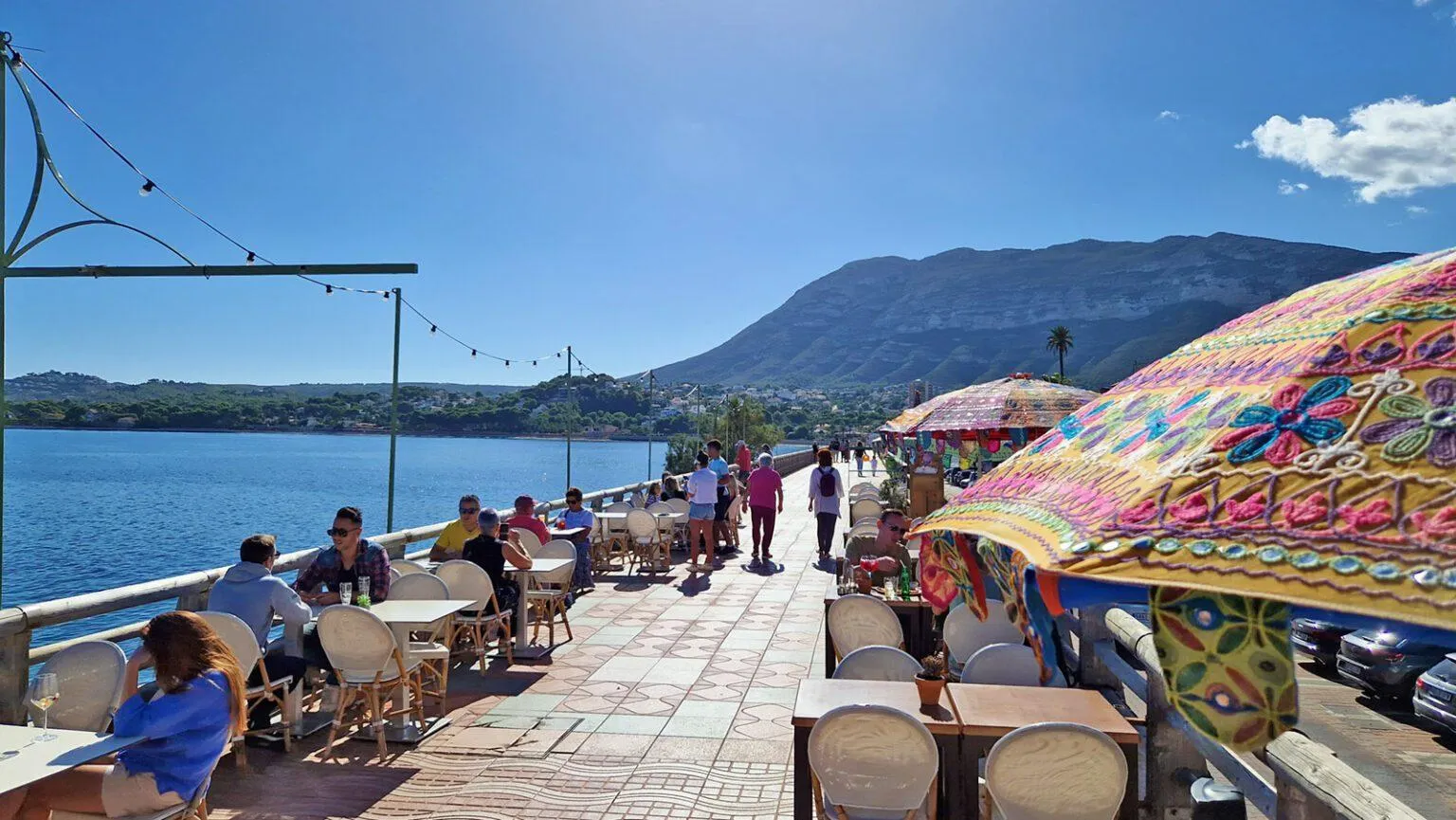 Terras aan het water met uitzicht op de Montgó