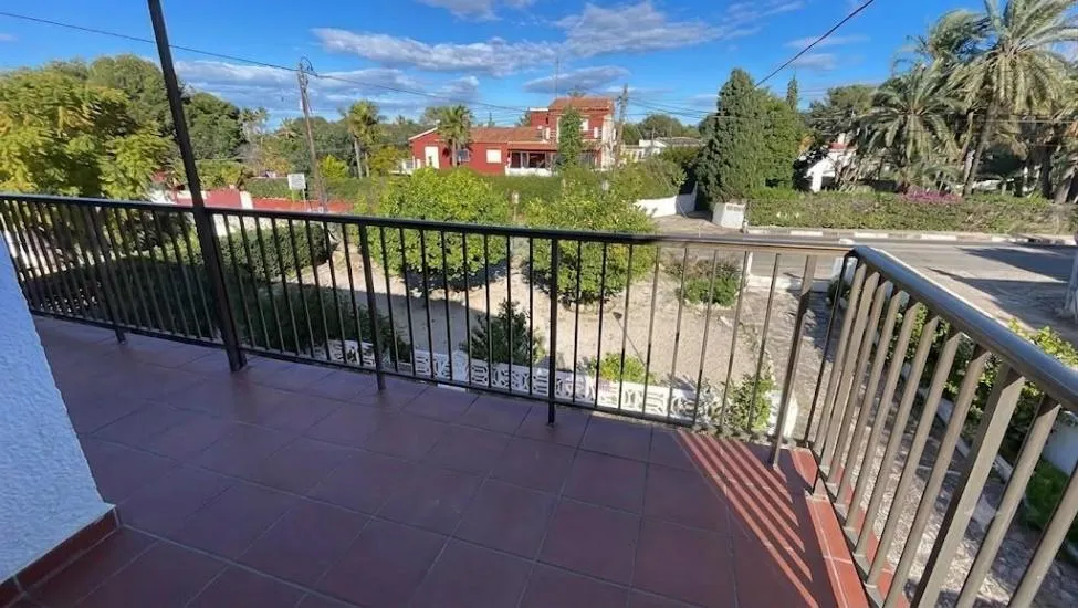 Uitzicht vanaf het balkon op de tuin van Appartement Boven