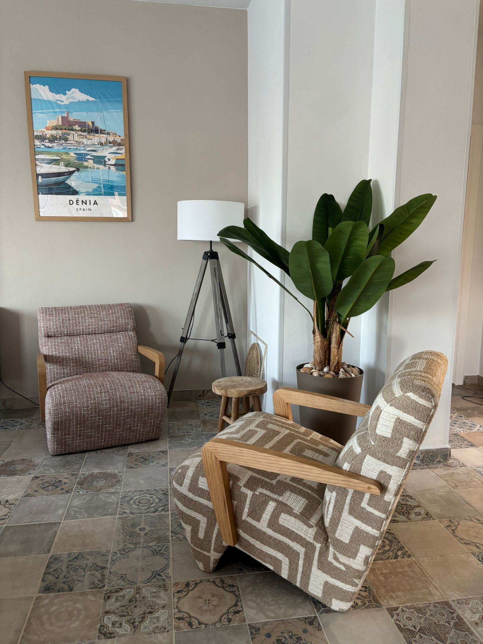 Zithoek met planten en kunst aan de wand