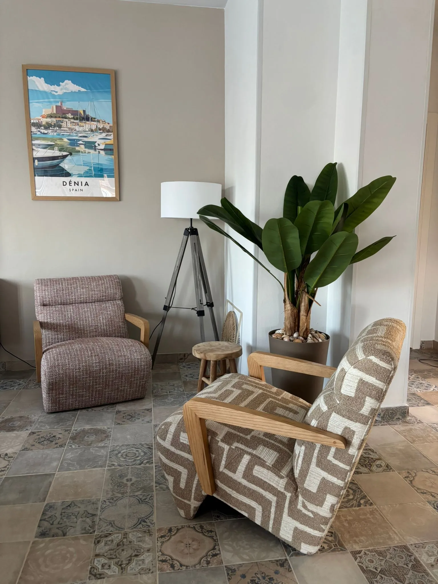 Zithoek met planten en kunst aan de wand